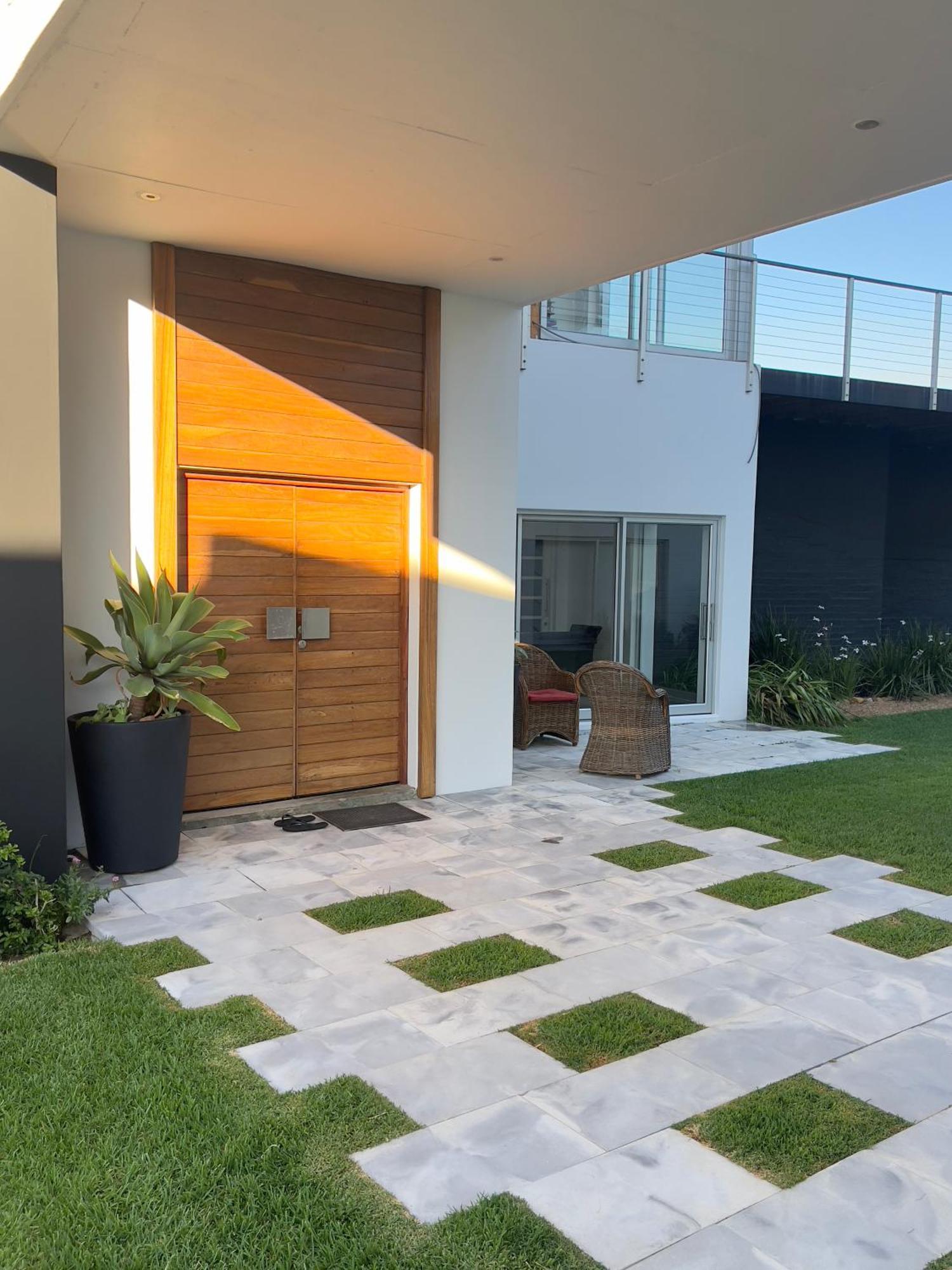 Luxury 4 Bedroom With City And Mountain Views *