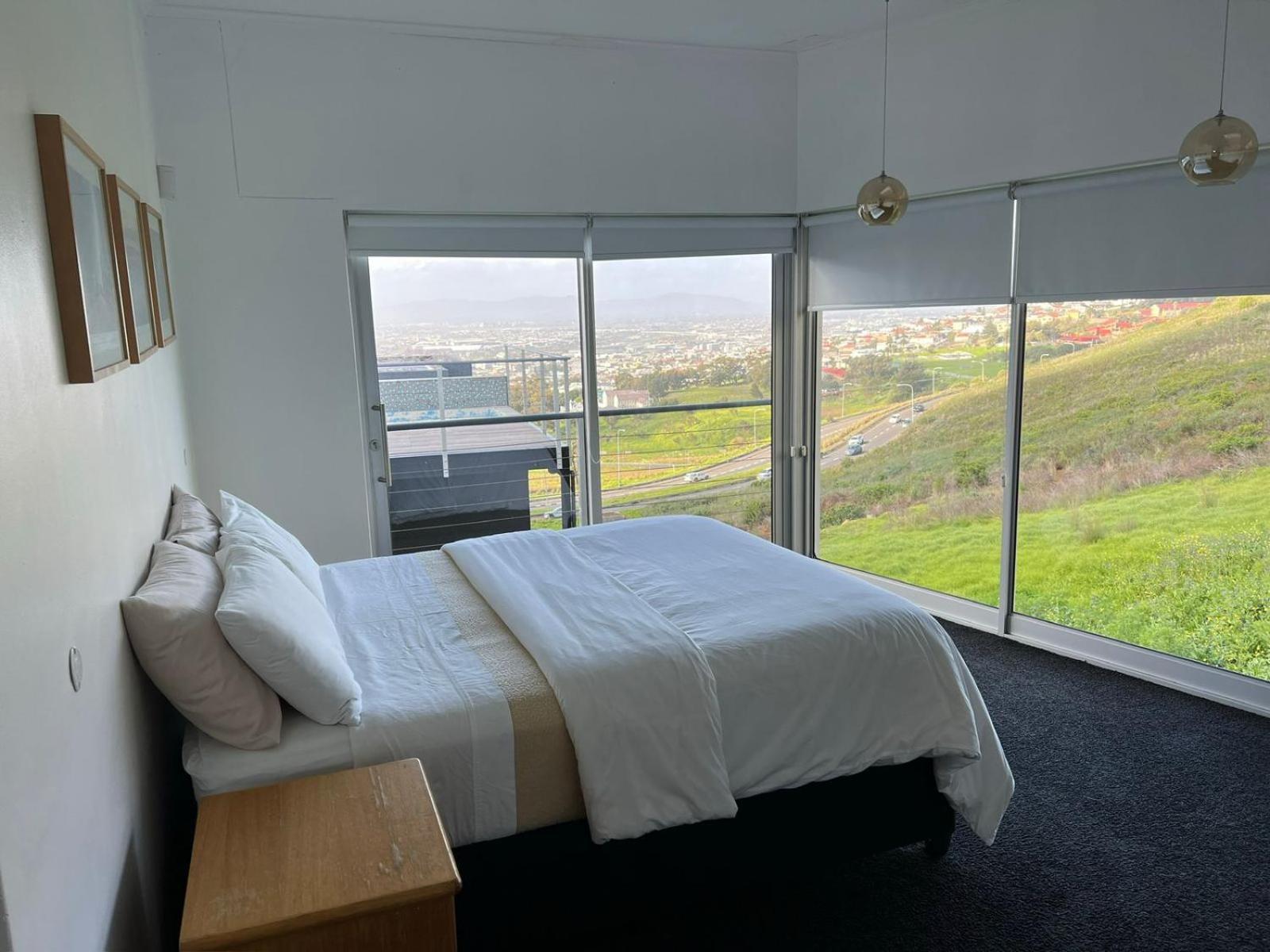 Luxury 4 Bedroom With City And Mountain Views *